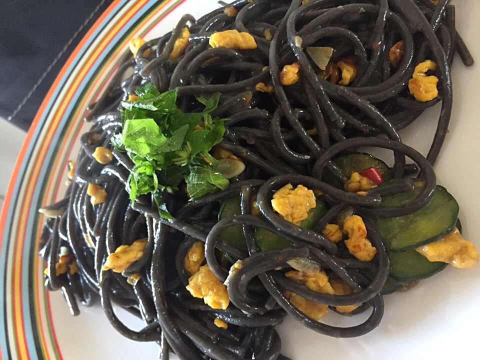 イカスミを練りこんであるパスタ！でペペロンチーノ！